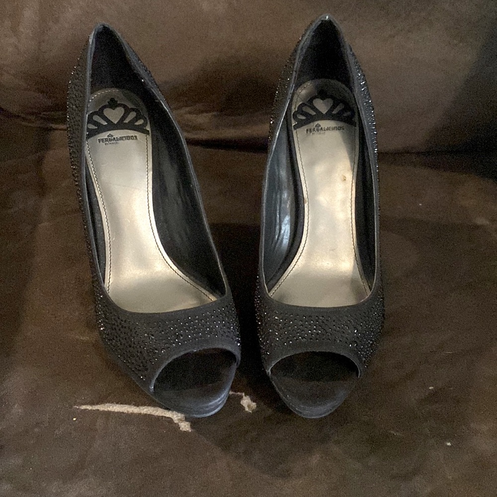 Size 6 fergalieious black heels good condition